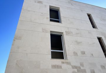 Vista fachada con marcos de ventana